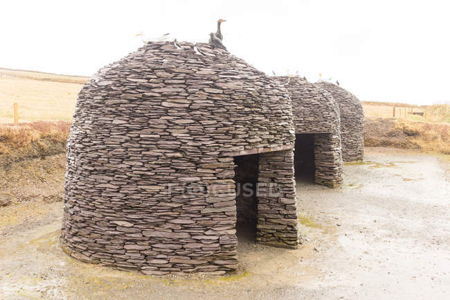 Irlande, Kerry, Comté de Kerry, Anneau de Kerry, Cottage en pierre sur terre humide — Photo de stock