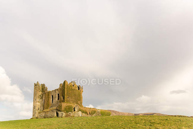 Irlanda, Kerry, Condado de Kerry, Ballycarbery Castillo bajo el cielo gris - foto de stock