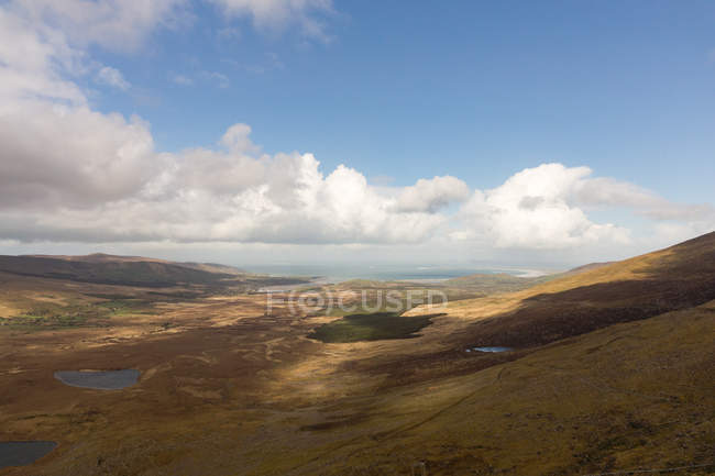 Ирландия, Керри, графство Керри, вид на Коннора Хемсворта, вид через широкие поля — стоковое фото