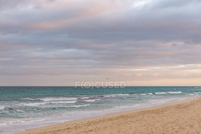 España, Islas Canarias, Fuerteventura, nublado sobre el mar en la isla española de Fuerteventura - foto de stock