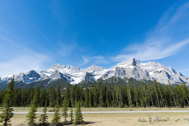Canada, Alberta, Banff National Park, road by mountains — Stock Photo