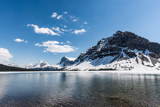 Canadá, Alberta, Parque Nacional de Banff, lago de montanha cristalino por montanhas — Fotografia de Stock