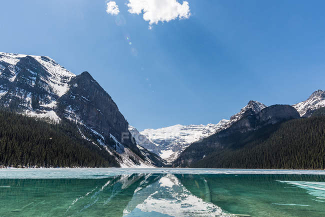 Canada, Alberta, Banff National Park, Clear Lake by mountains in sunny day — Stock Photo