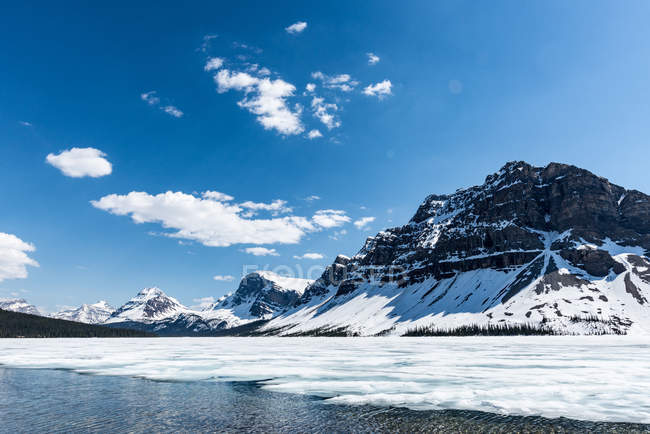 Canada, Alberta, parc national Banff, lac de montagne cristallin et paysage enneigé — Photo de stock