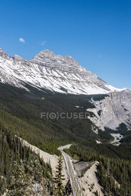 Canadá, Alberta, Parque Nacional de Banff, Paisagem de montanhas panorâmicas com picos cobertos de neve — Fotografia de Stock