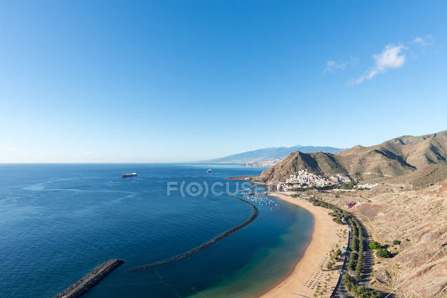 Spanien, Kanarische Inseln, Teneriffa, Strand Playa de las Teresitas von oben bei strahlendem Sonnenschein — Stockfoto