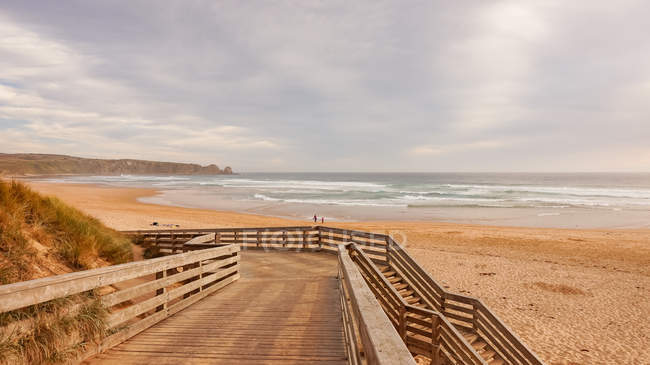 Australie, Victoria, Ventnor, passerelle en bois menant à la plage, Great Ocean Road, Phillips Island — Photo de stock