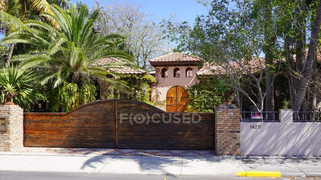 USA, Florida, Key West, View of villa with splendid garden — Stock Photo