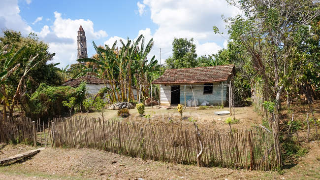 Cuba, Sancti Spiritus, Manaca Iznaga, Vale do Moinho de Açúcar, Casa pequena com torre de sino no fundo — Fotografia de Stock