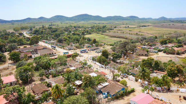 Luftaufnahme von Dorf und Tal der Zuckermühle, manaca iznaga, sancti spiritus, kuba — Stockfoto
