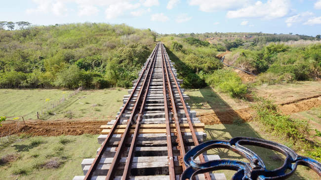 Cuba, Sancti Spiritus, Manaca Iznaga, valle de ingenios azucareros, con tren por la naturaleza - foto de stock