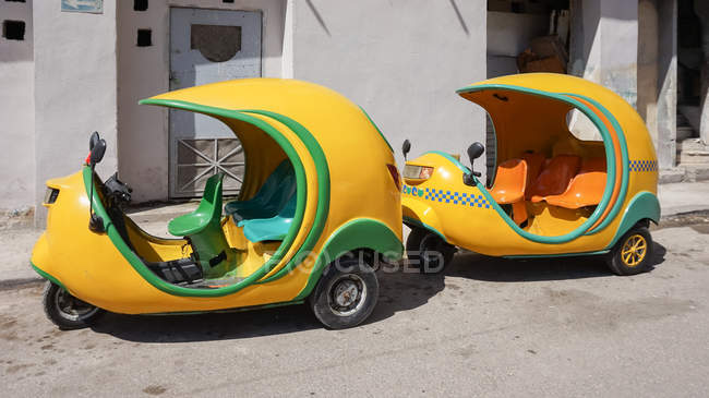 Cuba, La Habana, La Habana, taxis de tres ruedas - foto de stock
