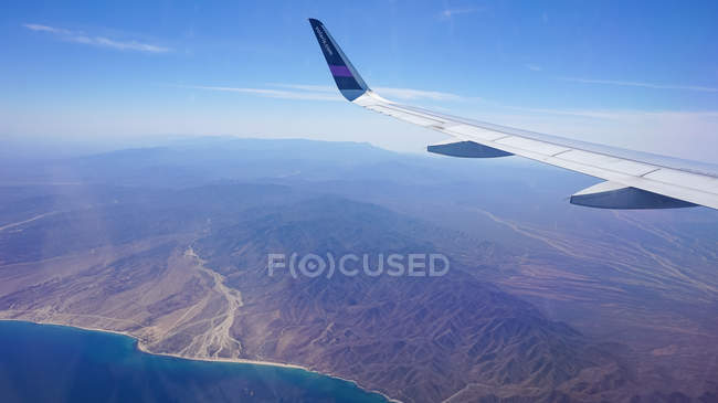 Мексика, Baja California Sur, San Juan, Laz Paz, Airplane over coastal landscape, partial view — стоковое фото