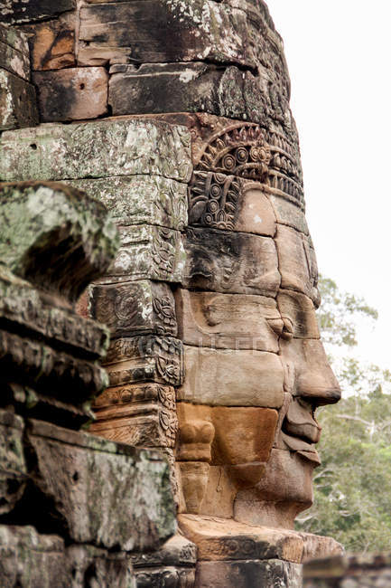 Cambodge, province de Siem Reap, Krong Siem Reap, Angkor Thom, visage sculpté dans la pierre — Photo de stock