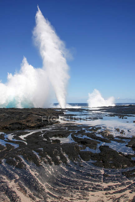 Polynesia, Samoa, Coastal scene with blowholes and lava rock breaking waves — Stock Photo