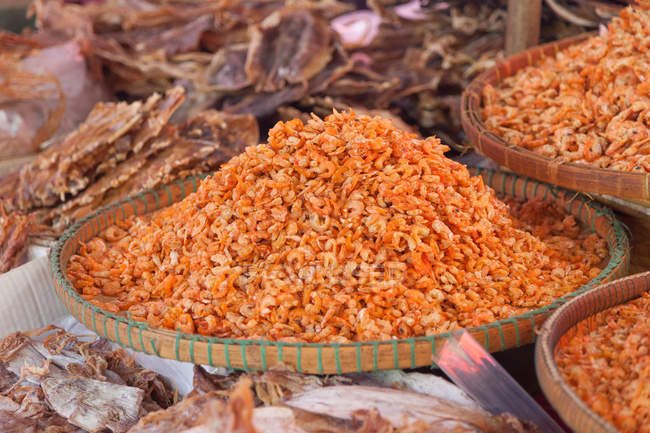 Pila de camarones secos en el mercado del cangrejo - foto de stock