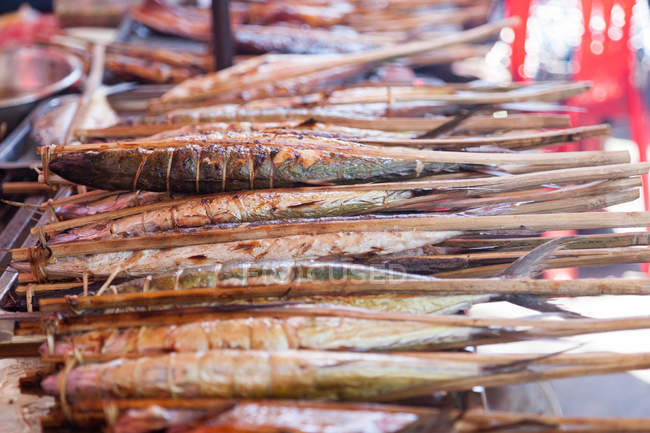 Primer plano de pescado a la parrilla en el mercado del cangrejo - foto de stock