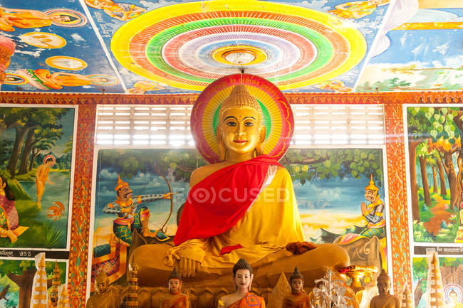 Camboya, Kep, estatua de Buda en la Pagoda, Kampot y Kep - foto de stock