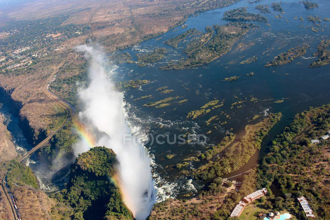 Sambia, Viktoria-Wasserfälle, Sambesi-Fluss, Luftaufnahme aus dem Hubschrauber mit Regenbogen über den Viktoria-Wasserfällen — Stockfoto