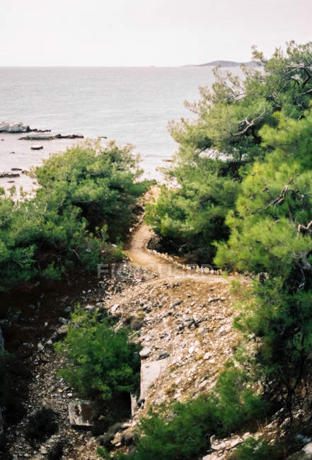 Greece, Makedonia Thraki, Aliki, narrow path to beach, Thassos, Greece — Stock Photo
