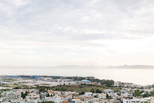 Греция, Аттика, Афина, дома и аэродром в Афинах, вид на Афины и нынешние острова сверху — стоковое фото