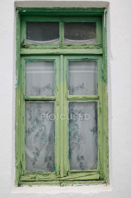 Grèce, Makedonia Thraki, Théologos, fenêtre de la maison abandonnée — Photo de stock