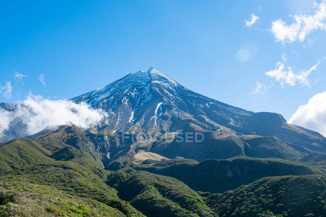 Nuova Zelanda, Taranaki, Parco Nazionale dell'Egmont, Montagna innevata nel Parco Nazionale dell'Egmont, Montagne ricoperte di foresta — Foto stock