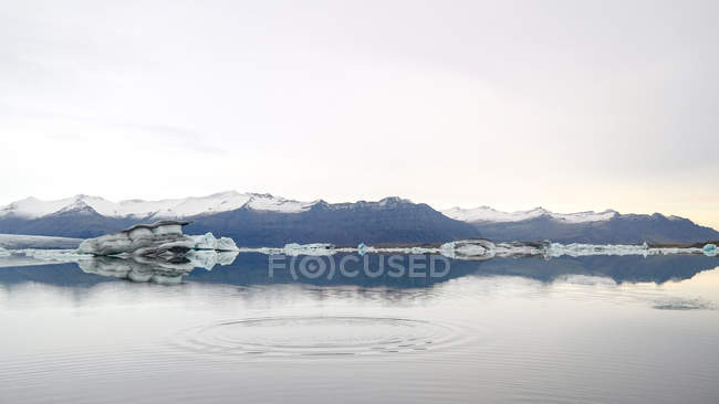 Vista panorámica de la laguna del glaciar Jokulsarlon, Islandia - foto de stock