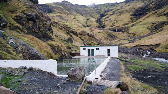Islandia, Sulurland, baño antiguo aislado Seljavallalaug - foto de stock