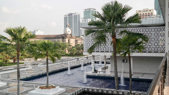 Малайзия, Куала-Лумпур, Куала-Лумпур, внешний вид мечети в Куала-Лумпуре — стоковое фото
