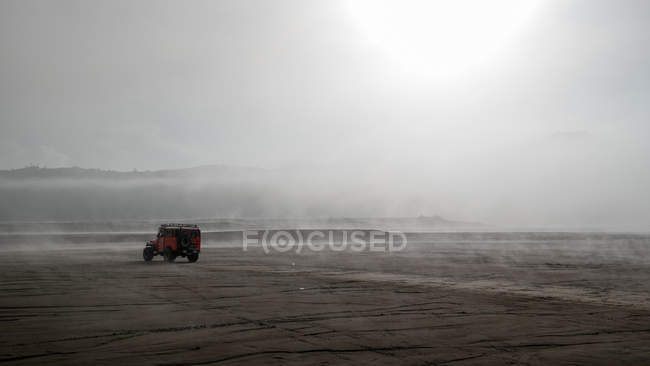 Indonésia, Jawa Timur, Probolinggo, carro em nevoeiro no Monte. Bromo. — Fotografia de Stock