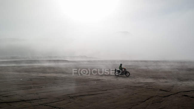 Indonesia, Jawa Timur, Probolinggo, Uomo in moto nella nebbia a Mt. Bromo — Foto stock