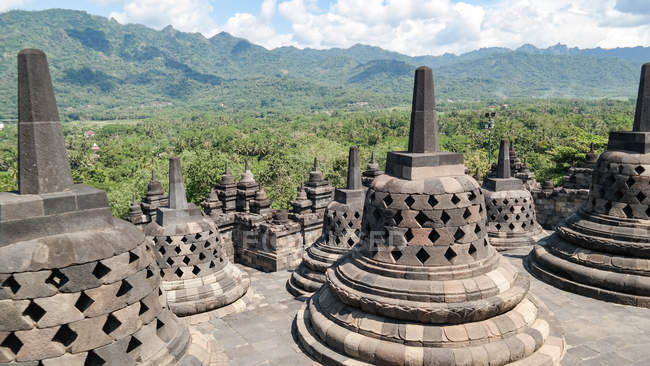 Indonésia, Jawa Tengah, Magelang, Templo Budista Borobudur em Java Central, paisagem montanhosa em segundo plano — Fotografia de Stock