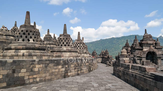 Індонезія, аеропорту Jawa Tengah, напрямку Magelang, буддійського храму Боробудур в центральній Яві, гори та хмари на тлі — стокове фото
