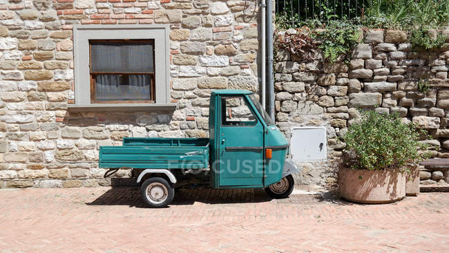 Италия, Умбрия, Изола Маджоре, трехколесный автомобиль, припаркованный на Изола Маджоре, озеро Трасимено — стоковое фото
