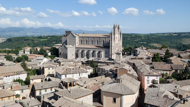 Italia, Umbría, Orvieto, Catedral de Orvieto vista aérea - foto de stock