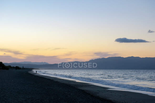 Grecia, Creta, Chania, puesta de sol en la playa de Chania - foto de stock