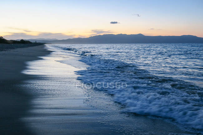 Grecia, Creta, Chania, puesta de sol en la playa de Chania - foto de stock