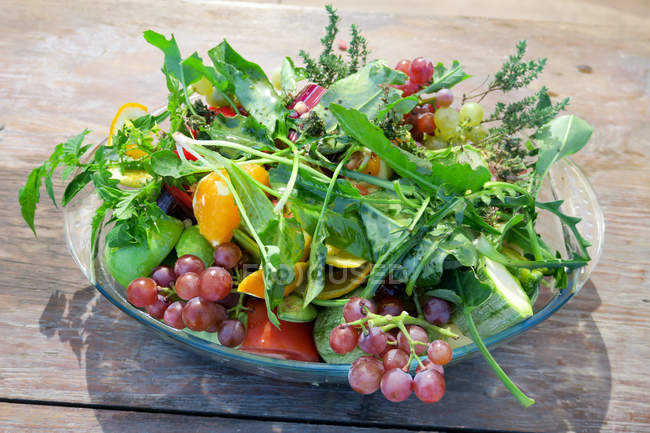 Grecia, Creta, Chania, Frutas y verduras frescas en el plato - foto de stock