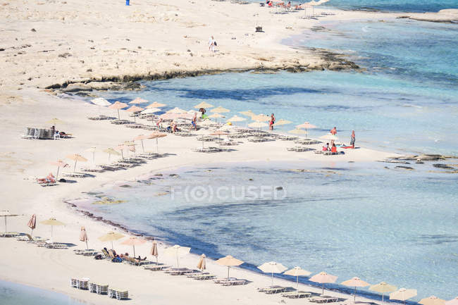 Grecia, Creta, ombrelloni e sedie a sdraio sulla spiaggia di Balos — Foto stock