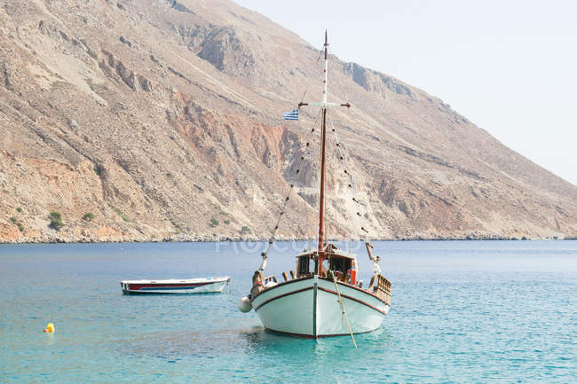 Grécia, Creta, Lutro, barco atracado em Lutro — Fotografia de Stock