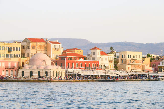 Grécia, Creta, Chania, cidade velha Chania na água no por do sol — Fotografia de Stock