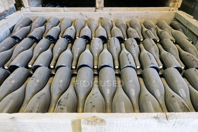 Chili, Region Metropolitana, Schmerz, staubige Weinflaschen in Kisten — Stockfoto