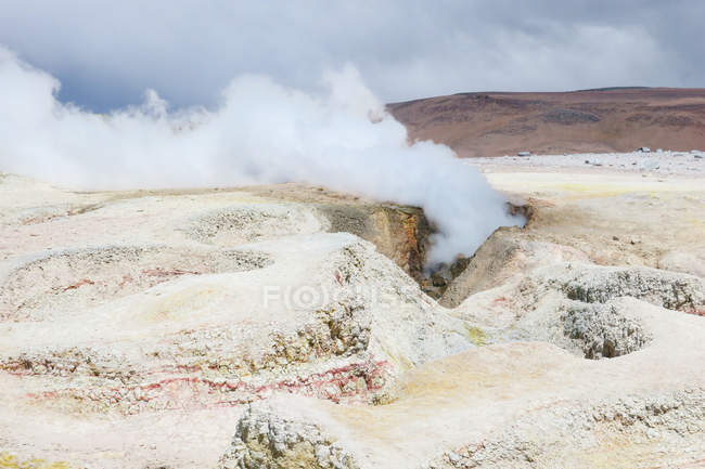 Bolivien, deparamento de potosi, nor lopez, Nahaufnahme rauchender Vulkankrater — Stockfoto