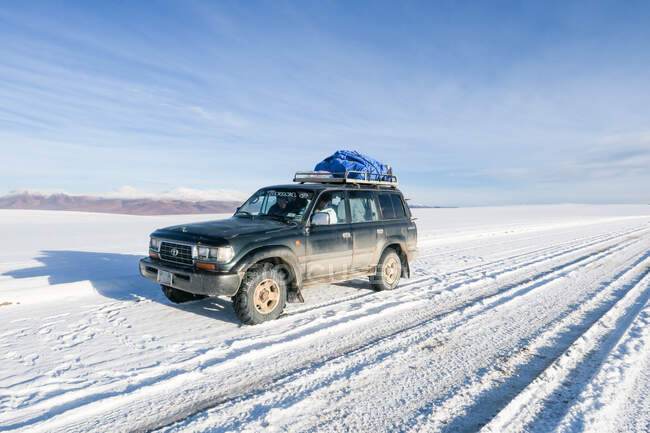 Bolivia, Departamento de Potos, Nor Lopez, car and snow in the Andes on the way back to San Pedro — Stock Photo