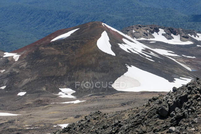 Chile, IX Región, nieve en la cima del volcán Quetrupillan - foto de stock