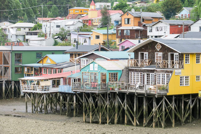 Chile, Chiloé, Casas inclinadas en Castro en Chilo - foto de stock