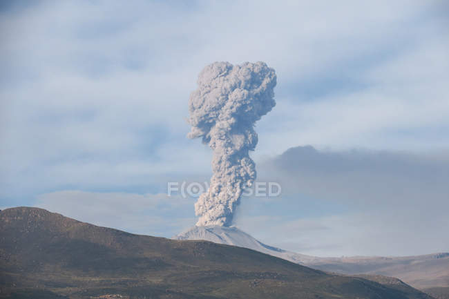 Pérou, Arequipa, Chivay, éruption d'un volcan dans la vallée de Colca — Photo de stock