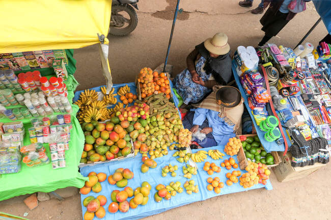 Haut niveau des vendeuses sur le marché de Juliaca, Puno (Pérou) — Photo de stock