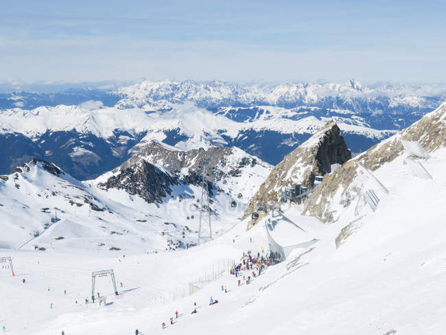 Austria, Salzburgo, Stubach, vista desde Kitzsteinhorn pico a las montañas paisaje cubierto de nieve - foto de stock